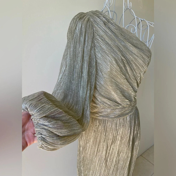 SAYLOR Alora Plisse’ Metallic One Shoulder Goddess Gown EUC XS Silver/platinum - Picture 9 of 15
